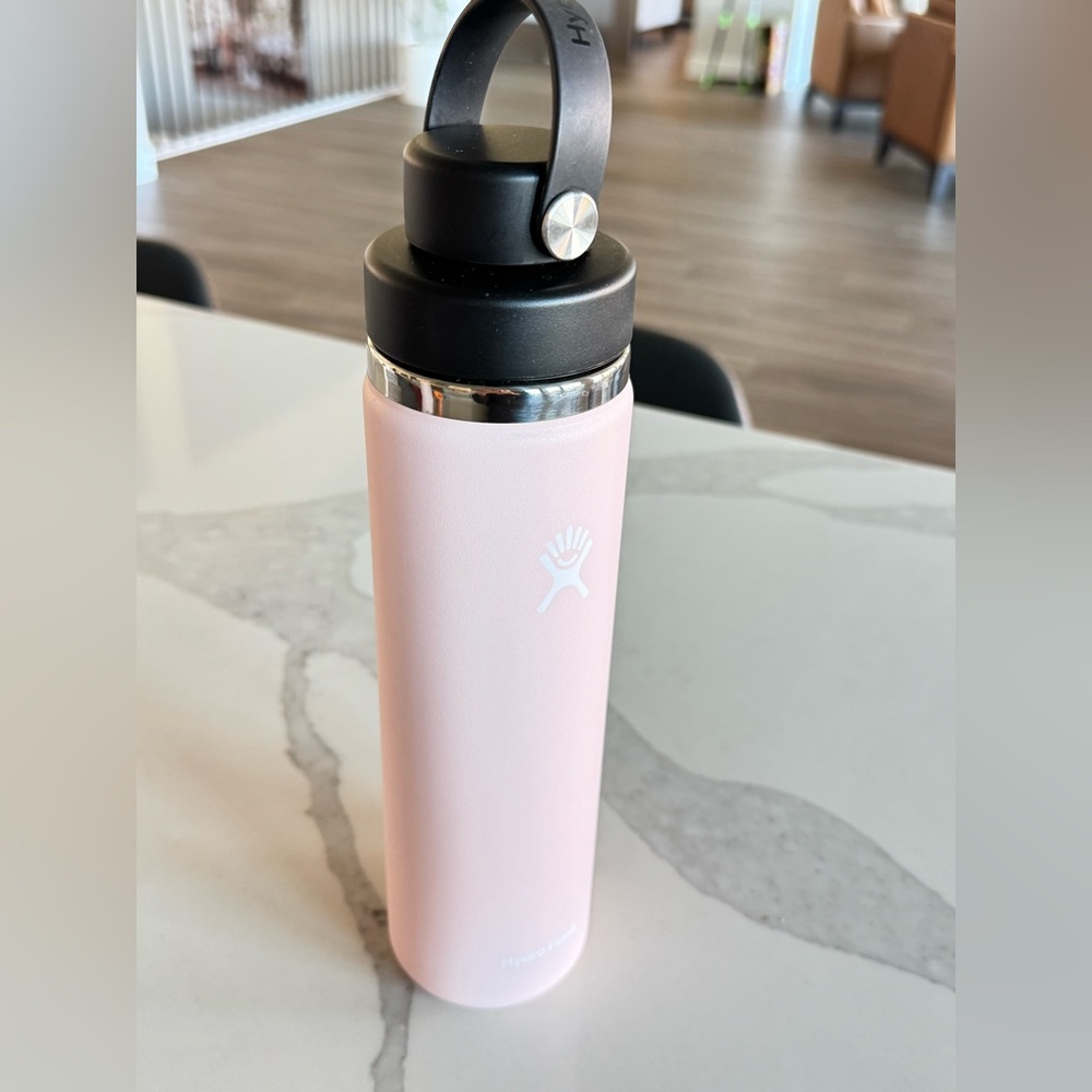 Hydro Flask Light Pink Bottle Black Lid. Insulated stainless steel 24 oz NWOT - Picture 10 of 11
